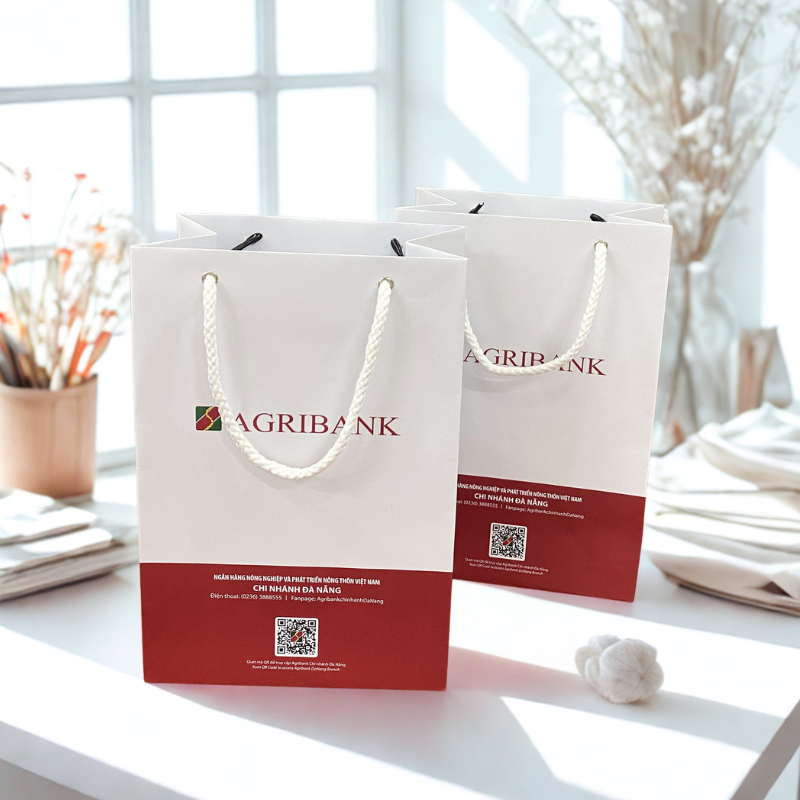 Logo, màu sắc, slogan và thông tin doanh nghiệp được in trực tiếp trên túi giấy giúp thương hiệu xuất hiện thường xuyên trong quá trình khách hàng sử dụng.